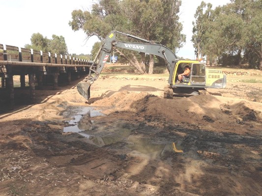 Miscellaneous - Cleaning the weir, April 2014